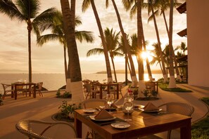 Se sirven desayunos, comidas y cenas con vista al mar