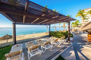 On the beach, beach umbrellas, beach towels - Vista Vallarta All Suites on the Beach (Bucerías)