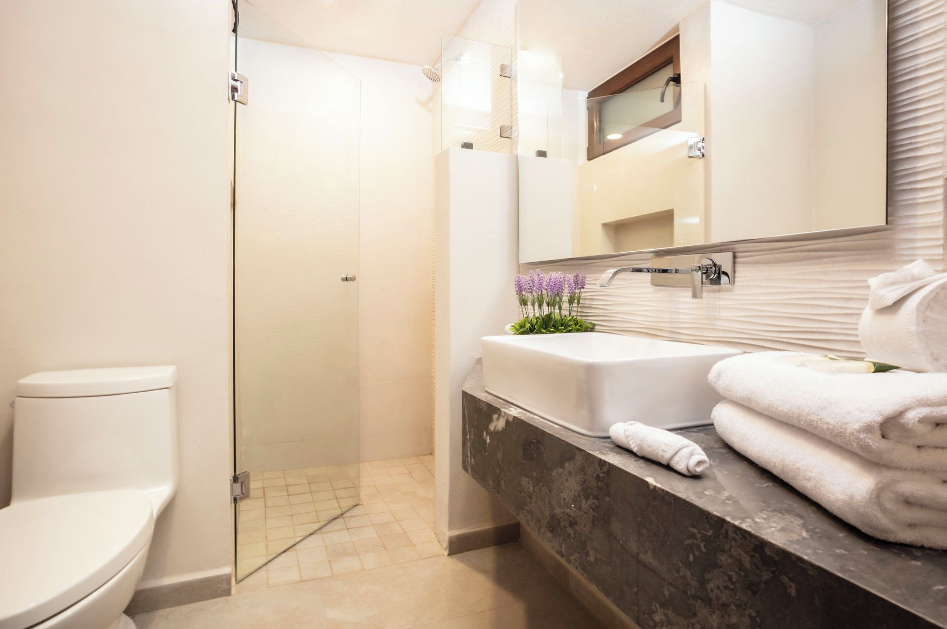 family suite, 3 bedrooms | bathroom | shower, towels, soap, shampoo