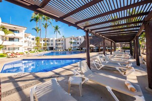 Una piscina al aire libre (de 09:00 a 21:00), sombrillas, tumbonas