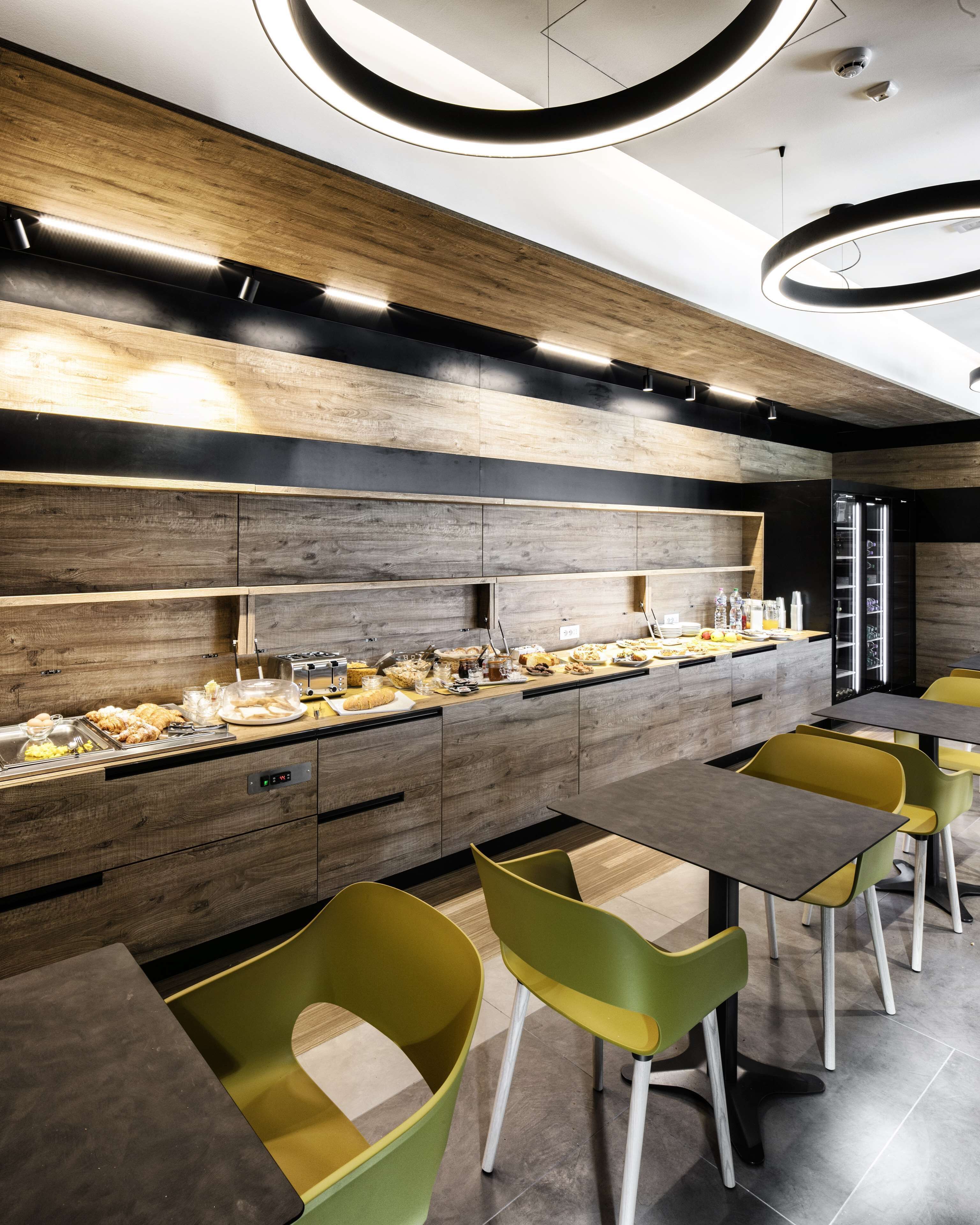 Una cocina moderna con armarios de madera, una encimera amplia con alimentos y sillas amarillas.