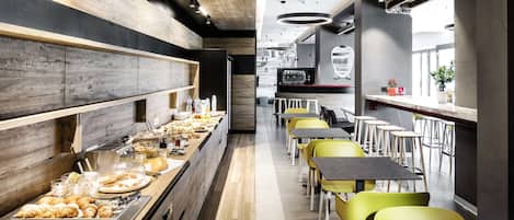 Petit déjeuner buffet (12 EUR par personne)