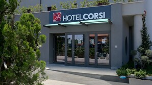 A hotel entrance with a sign reading "HOTEL CORSI". - Best Western Hotel Corsi (Fiumicino)