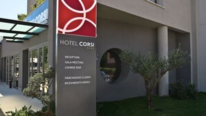 A hotel sign with amenities including reception, meeting room, lounge bar, parking, and customer service. - Best Western Hotel Corsi (Fiumicino)