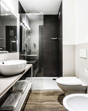 Ducha, artículos de higiene personal gratuitos, secador de pelo y bidé