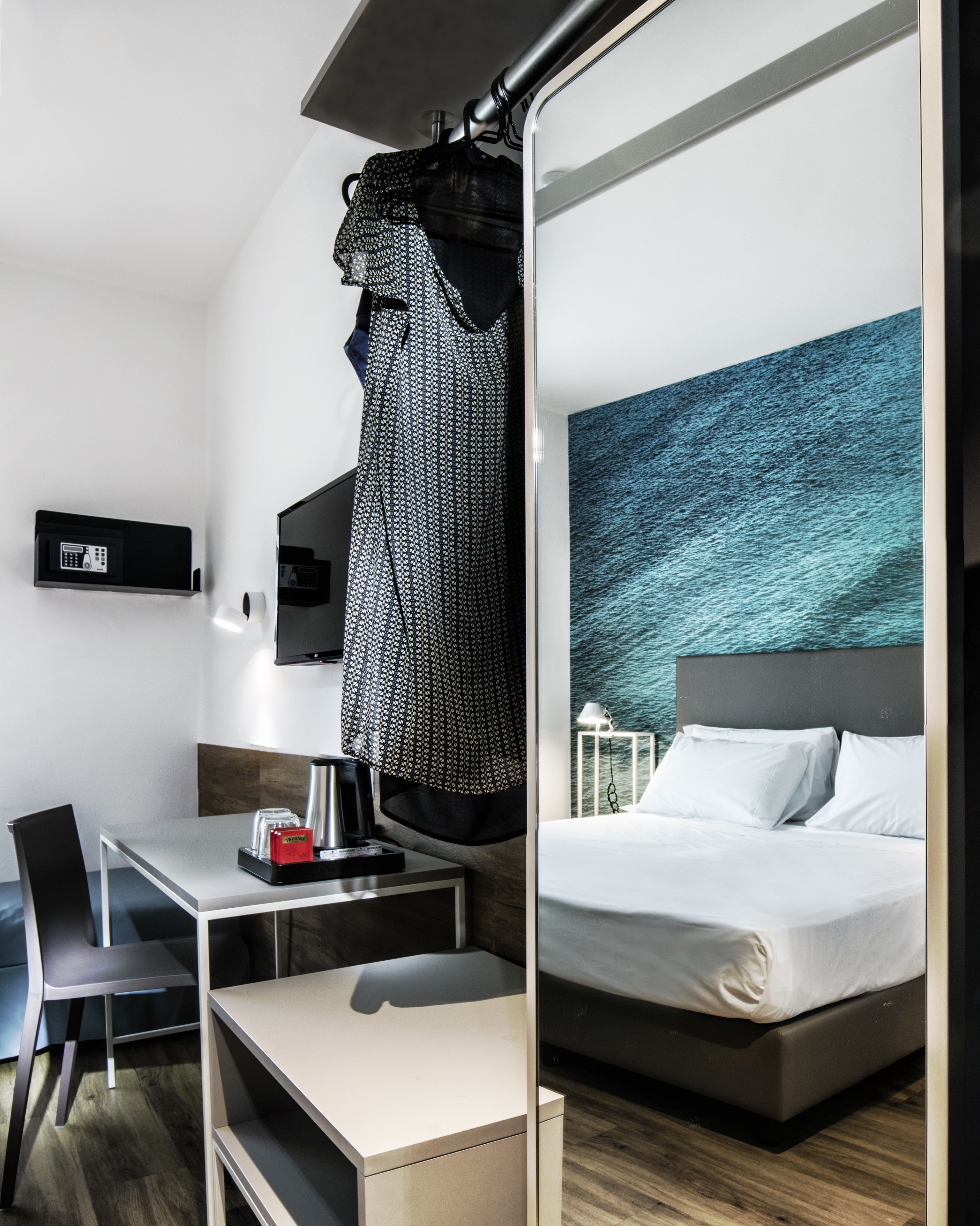 comfort double or twin room | bathroom | shower, free toiletries, hair dryer, bidet