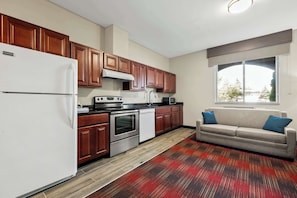 Suite, Multiple Beds, Non Smoking, Kitchen (with Sofabed, Full Kitchen) | Private kitchenette