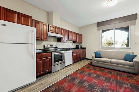 Suite, Multiple Beds, Non Smoking, Kitchen (with Sofabed, Full Kitchen) | Private kitchenette | Coffee/tea maker