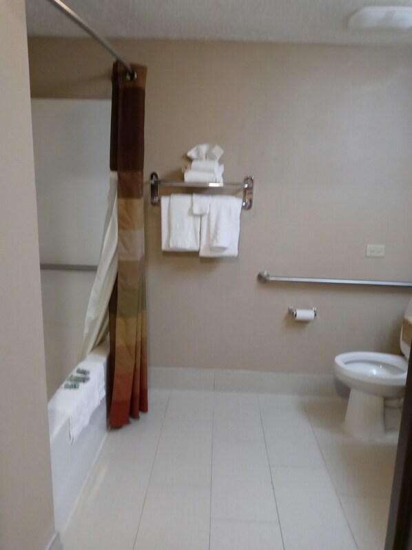 Kelengkapan dandanan diri percuma, pengering rambut, tuala disediakan 