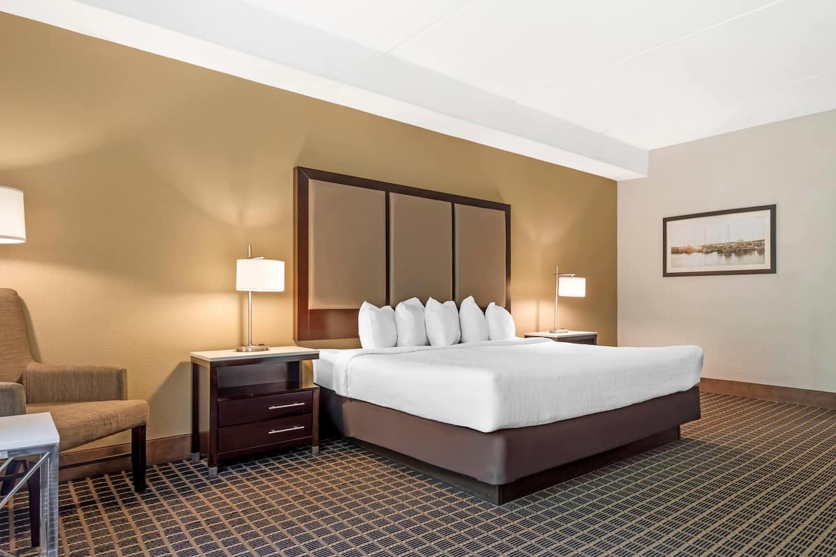 Meja, ruang kerja komputer riba, langsir/tirai gelap terus