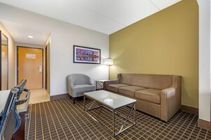 Escritorio, espacio para trabajar con laptop y cortinas blackout 