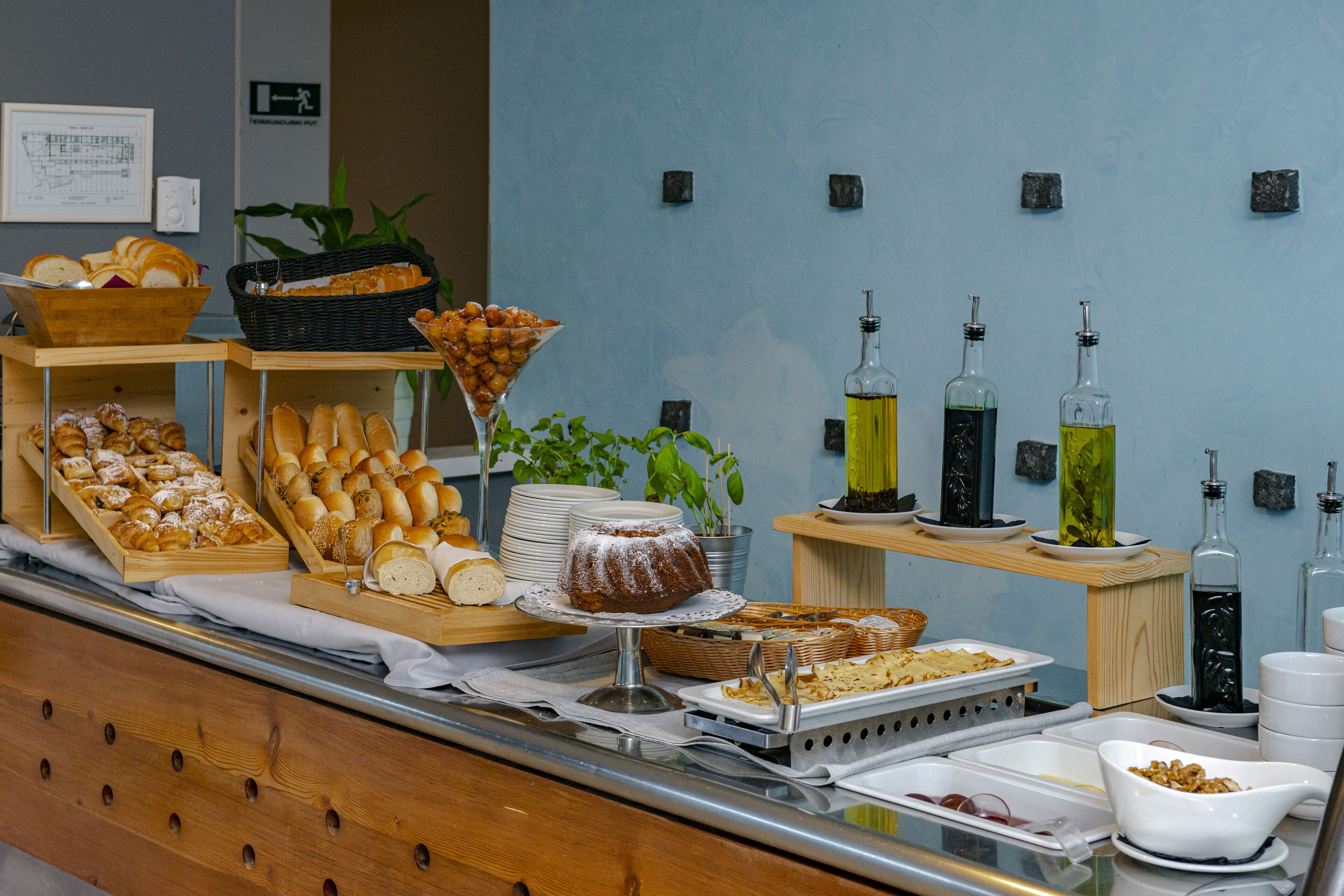 Un buffet proposant une variété de plats et de boissons.