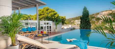 Inomhuspool och utomhuspool