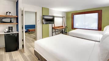 Suite, 2 queensize-senger | Safe på rommet, skrivebord, blendingsgardiner og strykejern/-brett