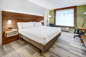 In-room safe, desk, blackout drapes, iron/ironing board - Holiday Inn Express Woodbridge by IHG (Avenel)