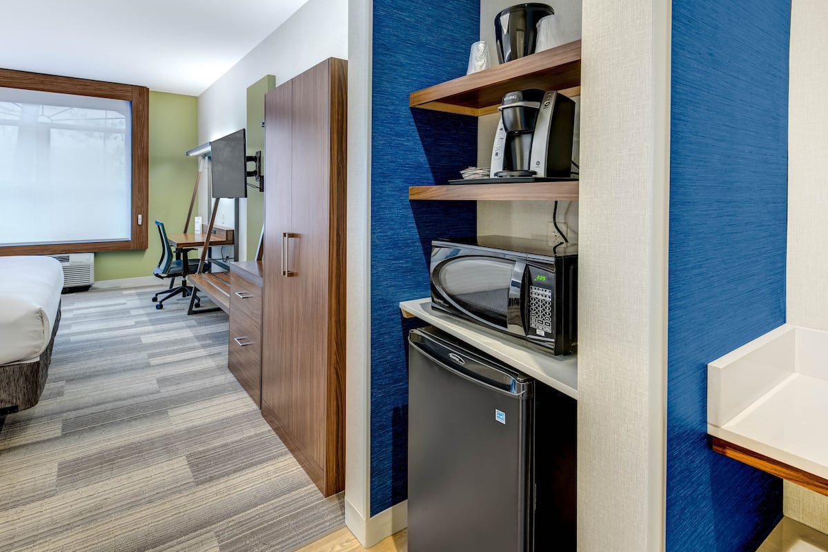 Standard Room, 1 King Bed, Accessible, Non Smoking (Transfer Shower) | 1 bedroom, in-room safe, desk, blackout drapes