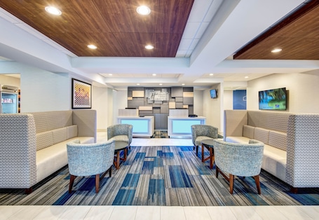 Außenbereich. Holiday Inn Express Woodbridge by IHG