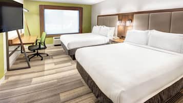 Une chambre d’hôtel avec deux lits, un bureau avec une chaise, une télévision et une fenêtre donnant sur un paysage agréable.