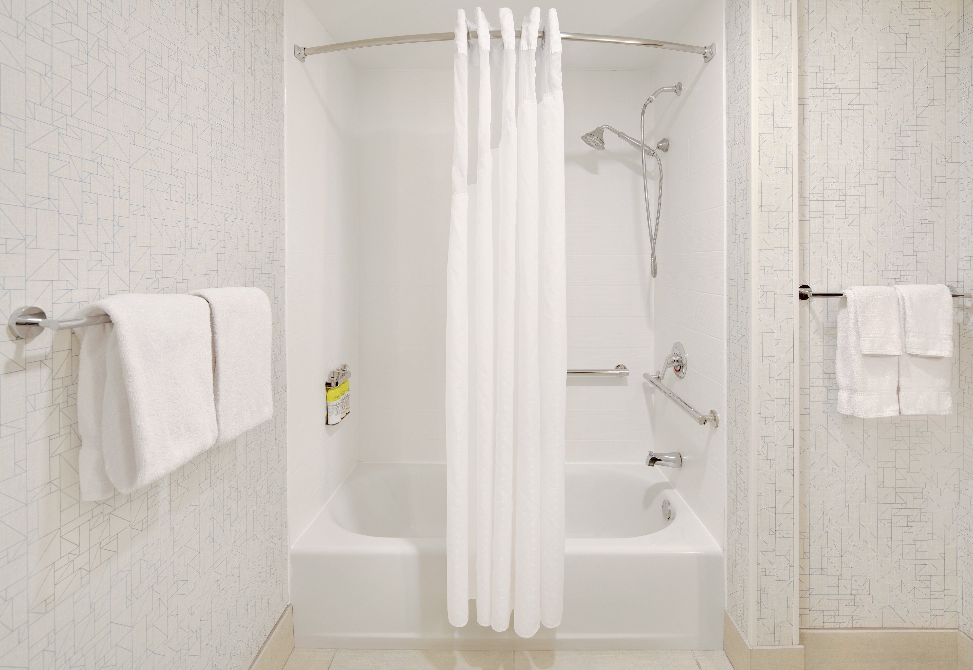 combined shower/bathtub, hair dryer, towels