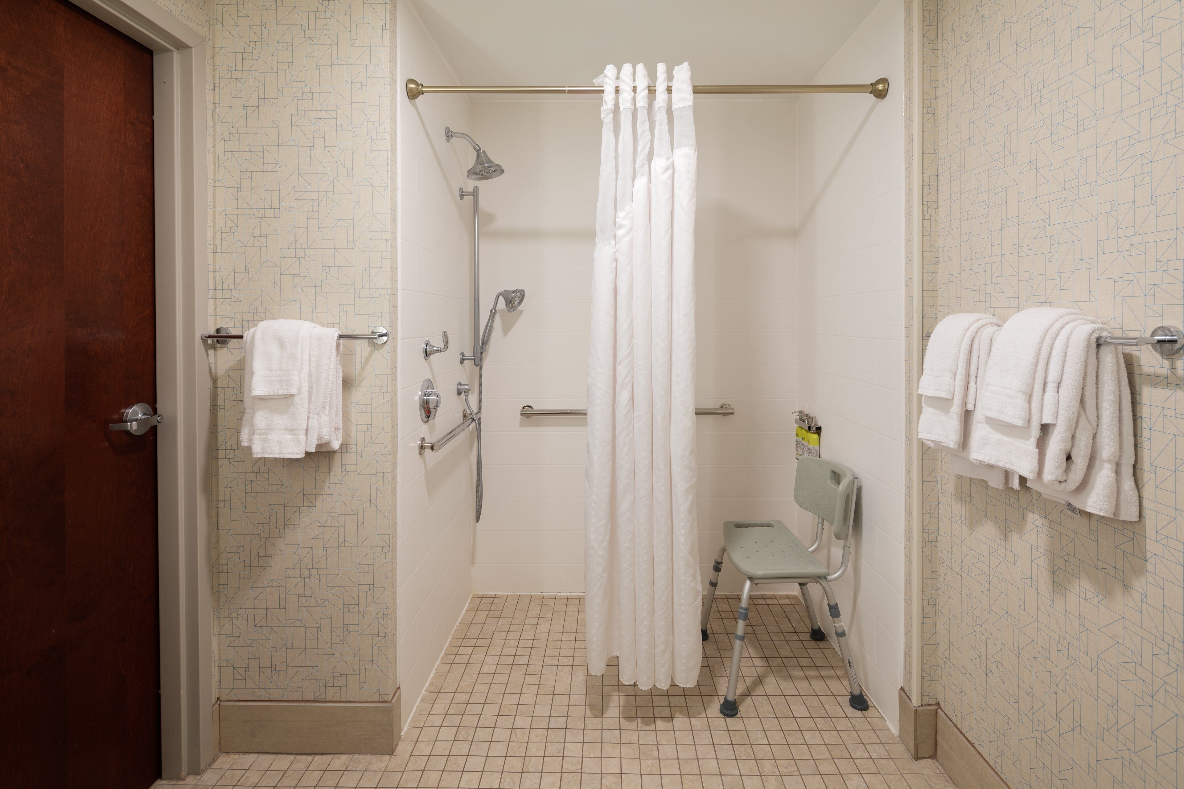 room, 1 king bed, mobility accessible (communications, roll-in shower) | bathroom | combined shower/bathtub, hair dryer, towels