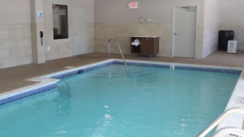 Alberca techada y camastros