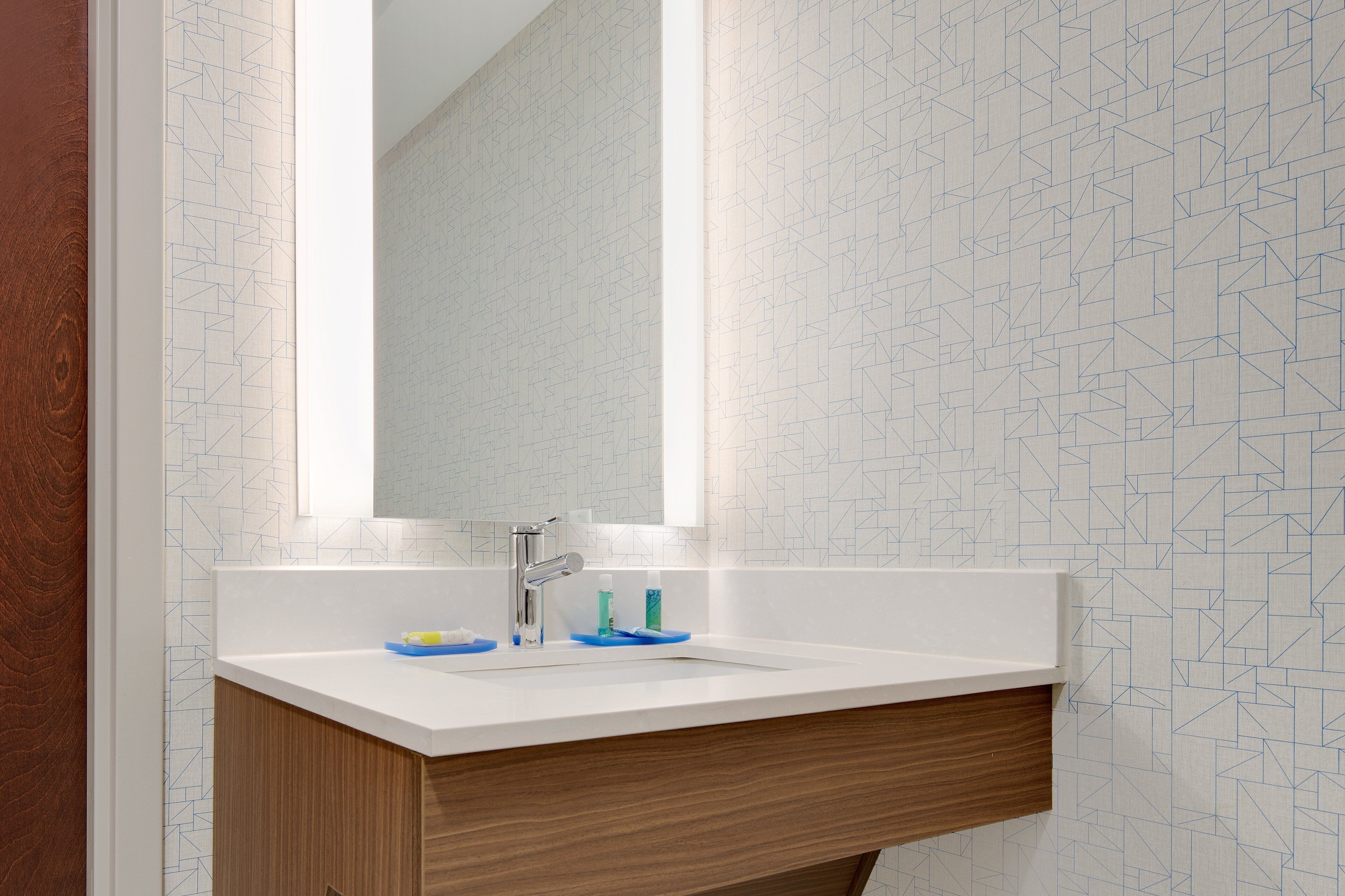 combined shower/bathtub, hair dryer, towels