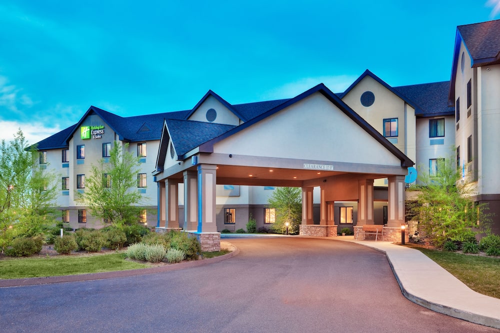 Holiday Inn Express & Suites Bradley Airport by IHG