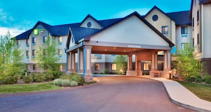 Holiday Inn Express & Suites Bradley Airport by IHG