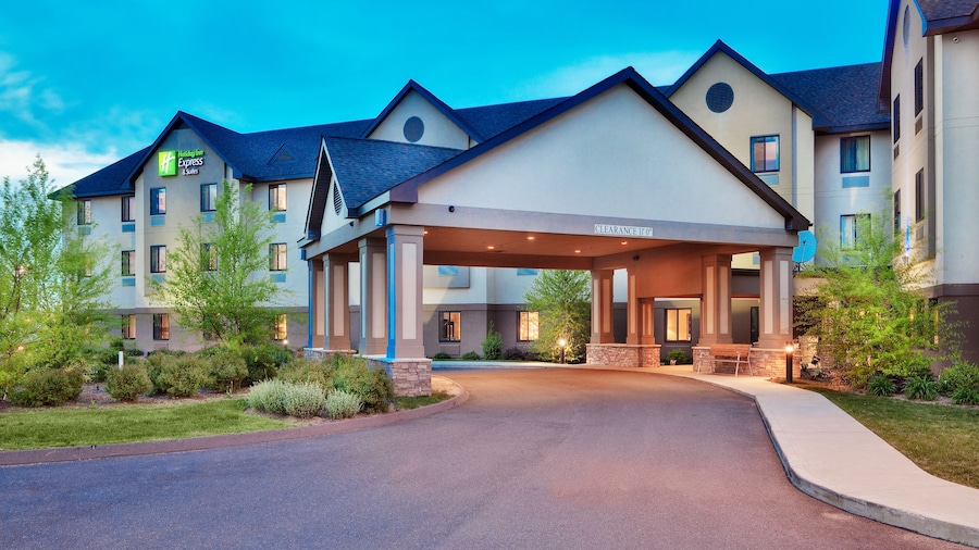 Holiday Inn Express & Suites Bradley Airport by IHG