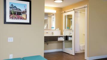 Suite, 2 letti queen, non fumatori | Bagno | Combinazione doccia/vasca, set di cortesia gratuito, asciugacapelli