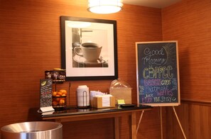 Free daily buffet breakfast - Hampton Inn & Suites Fremont (Fremont)