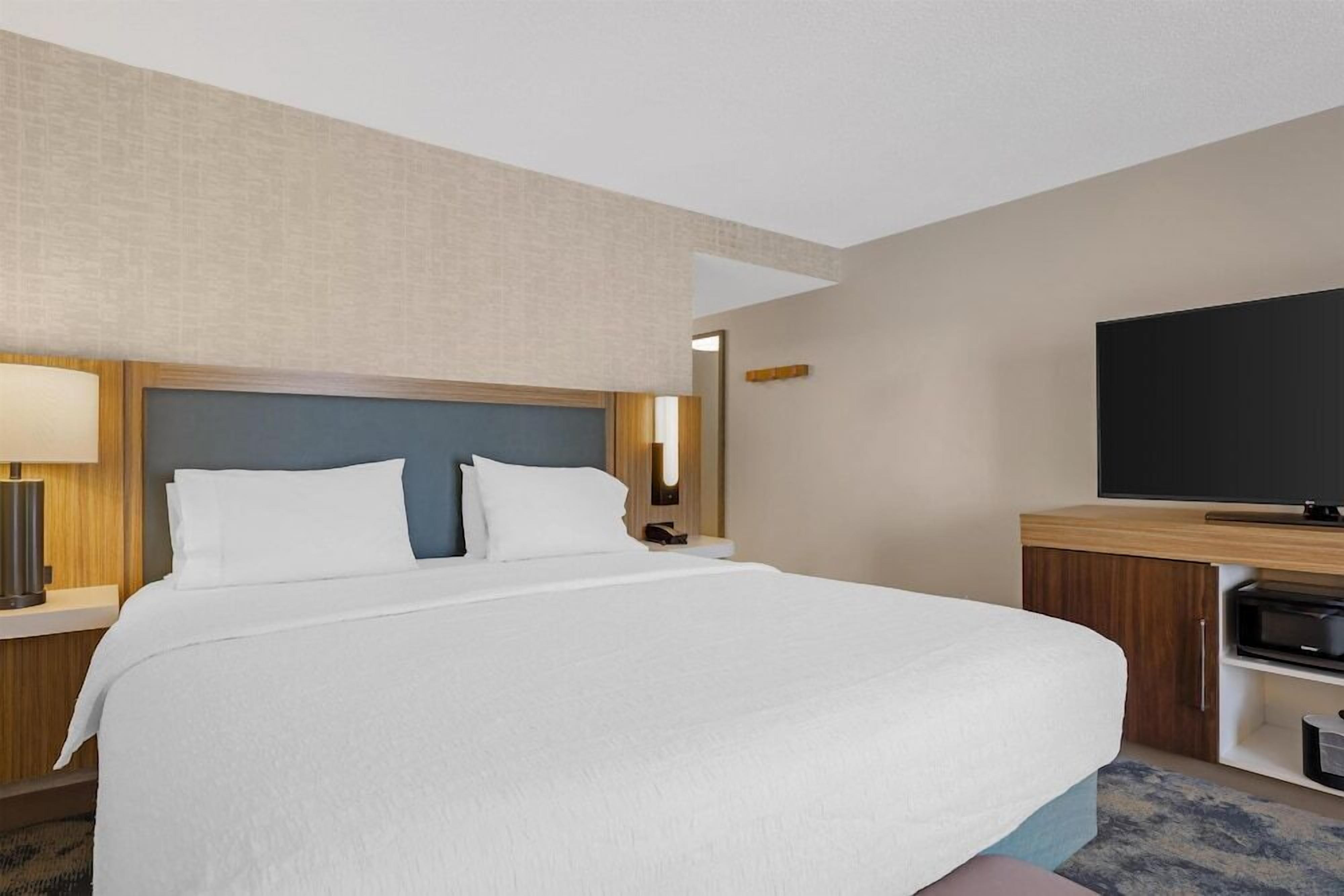 Down duvets, in-room safe, desk, blackout curtains