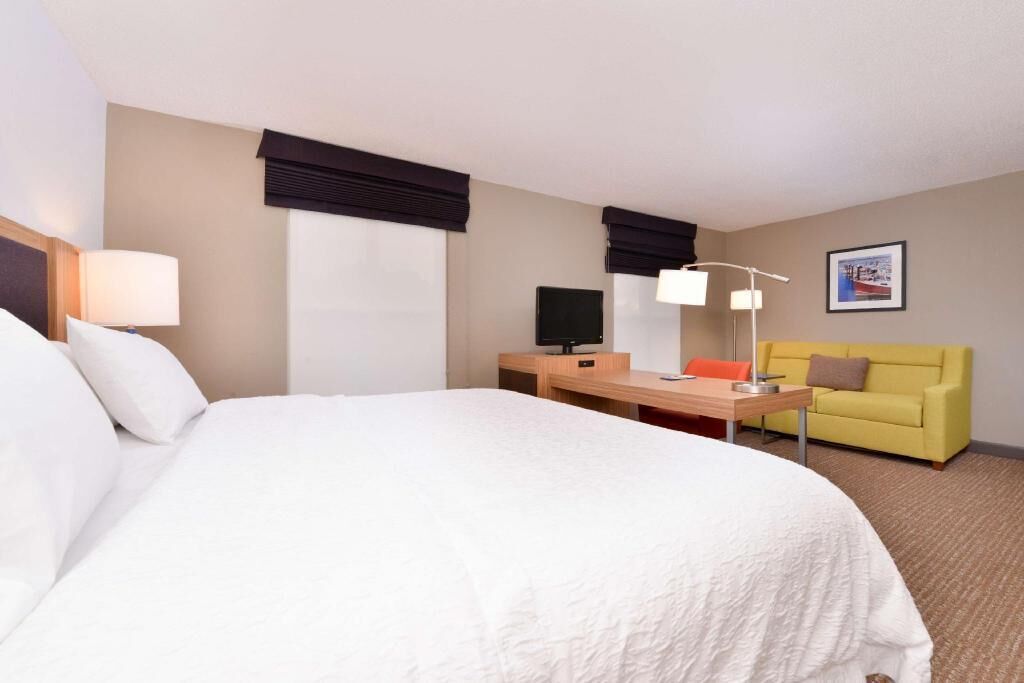 Down duvets, in-room safe, desk, blackout curtains