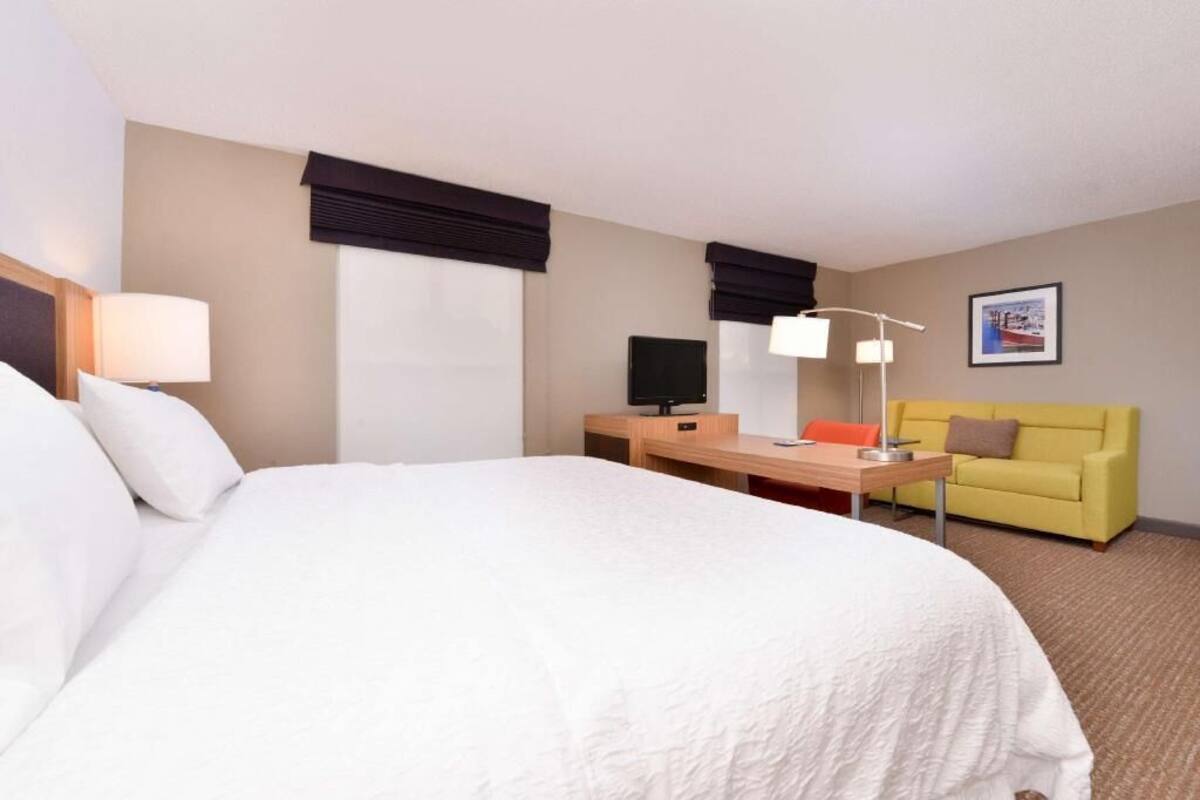 Down duvets, in-room safe, desk, blackout curtains