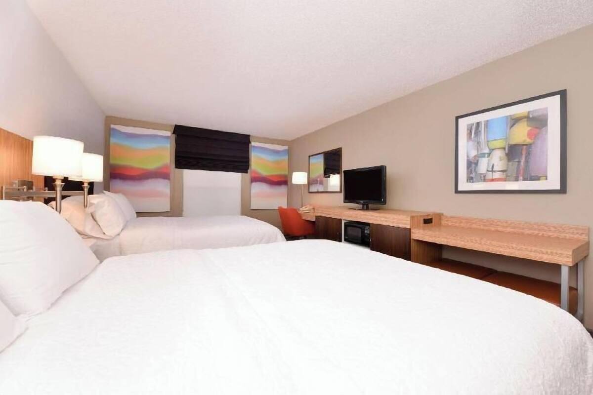 Down duvets, in-room safe, desk, blackout curtains