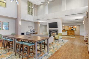 Lobby - Hampton Inn & Suites Plymouth (Plymouth)