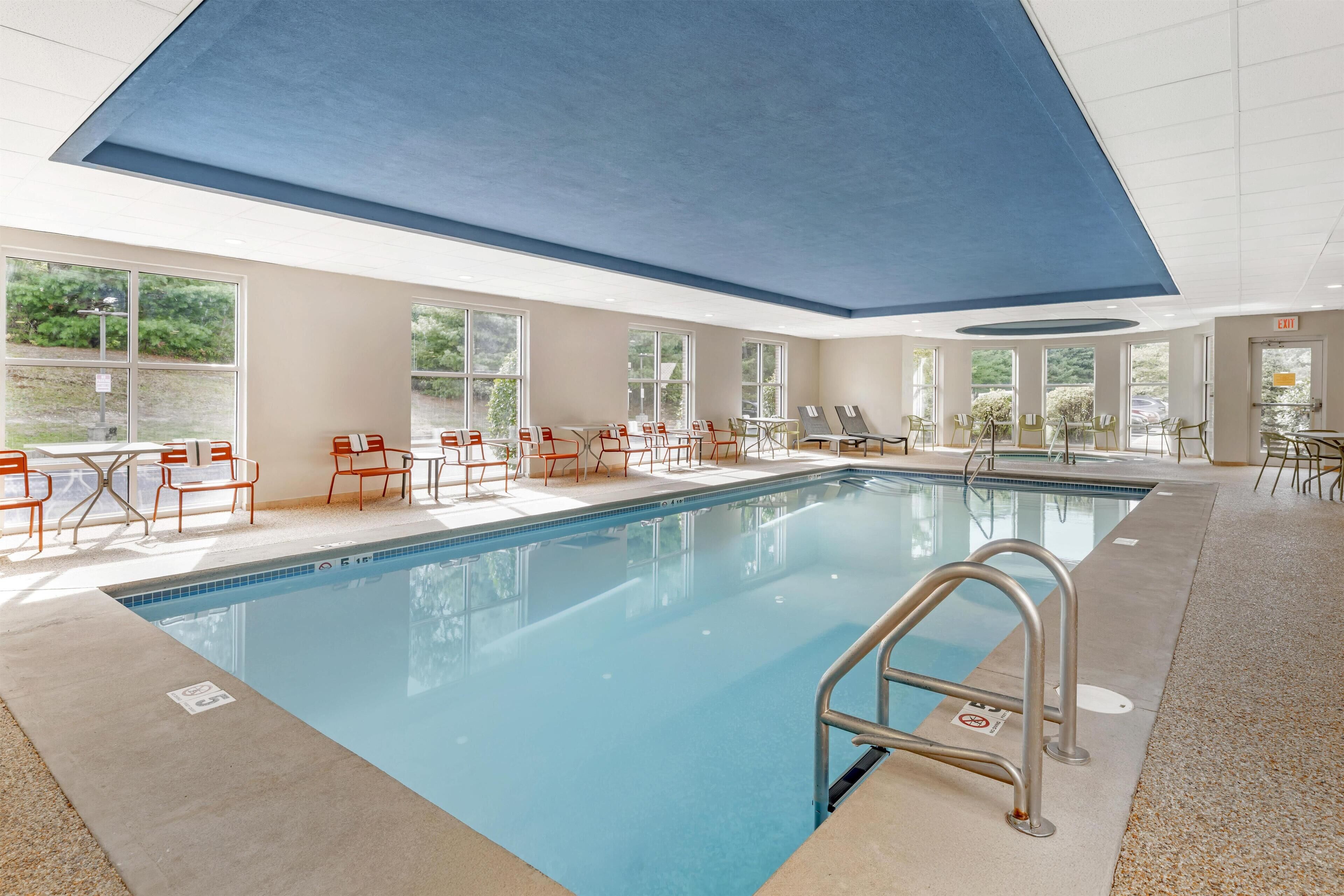 Alberca techada y camastros 