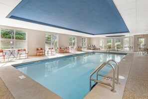 Indoor pool, sun loungers - Hampton Inn & Suites Plymouth (Plymouth)