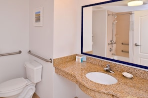 Combined shower/bathtub, free toiletries, hair dryer, towels