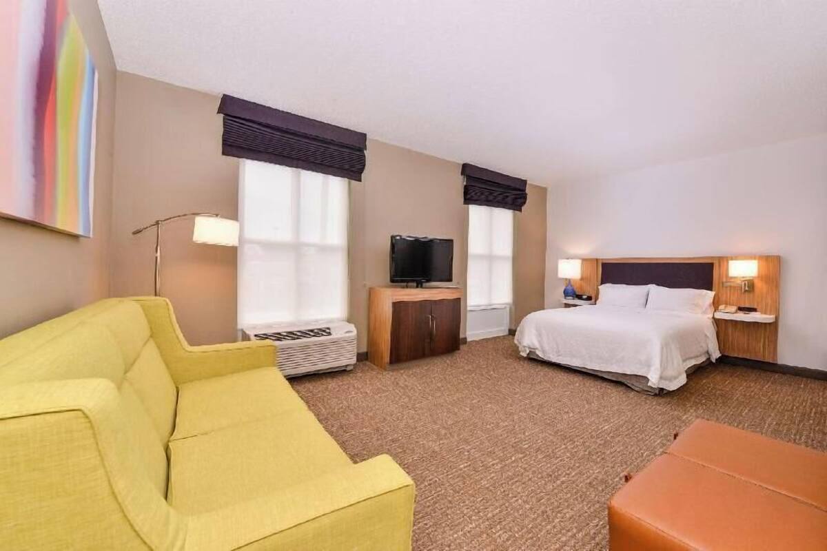 Down duvets, in-room safe, desk, blackout curtains