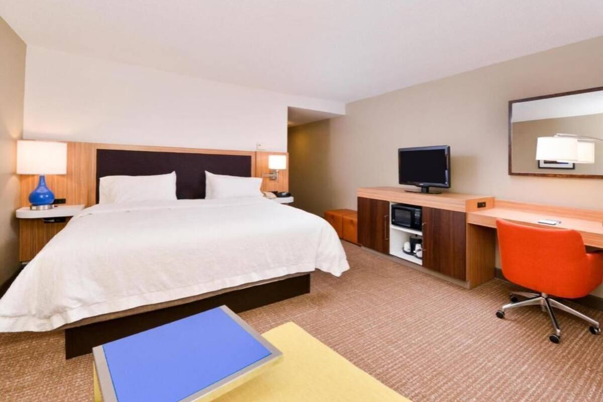 Down duvets, in-room safe, desk, blackout curtains