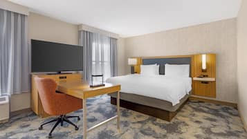 Suite estudio | Edredón, caja de seguridad en la habitación y escritorio