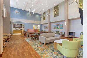 Lobby - Hampton Inn & Suites Plymouth (Plymouth)