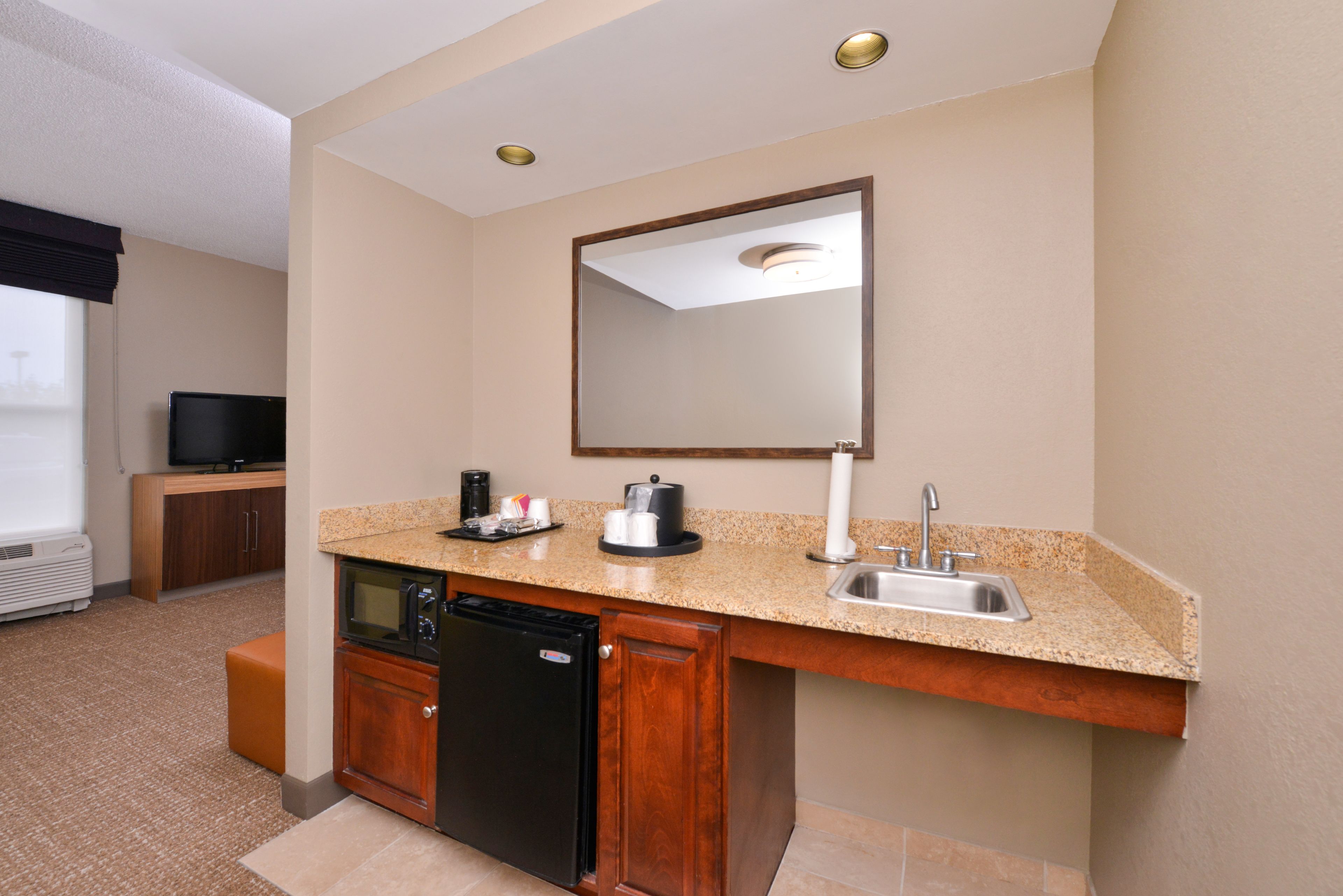 suite, 1 double bed, accessible, non smoking | bathroom | combined shower/bathtub, free toiletries, hair dryer, towels