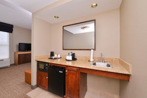 Suite, 1 Double Bed, Accessible, Non Smoking | Bathroom | Combined shower/bathtub, free toiletries, hair dryer, towels