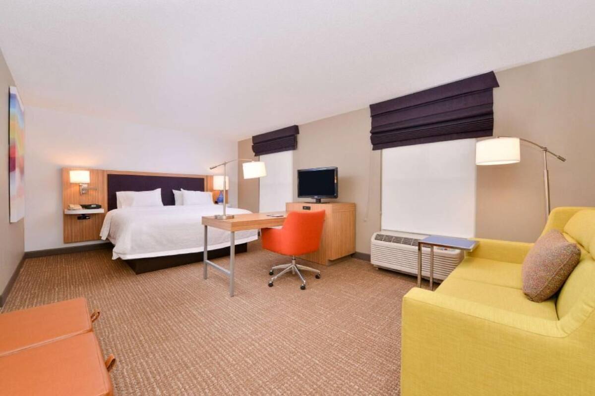 Down duvets, in-room safe, desk, blackout curtains