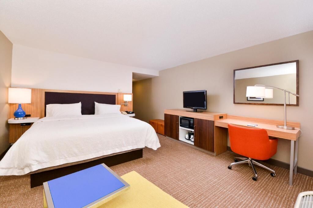 Down duvets, in-room safe, desk, blackout curtains