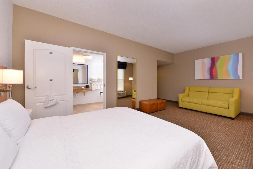 Down duvets, in-room safe, desk, blackout curtains