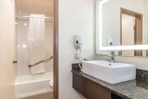 Pillow-top beds, desk, laptop workspace, blackout curtains - Rodeway Inn Barstow Route 66 (Barstow)