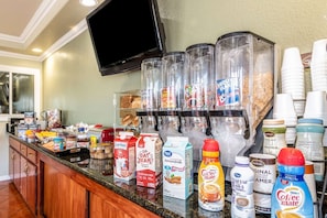 Free daily buffet breakfast  - Rodeway Inn Barstow Route 66 (Barstow)